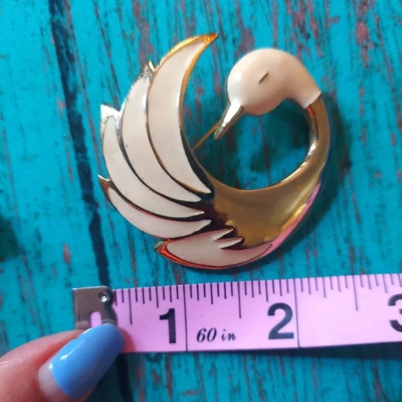Vintage Goldtone Enamel Sleeping Swan Brooch - Picture 1 of 4